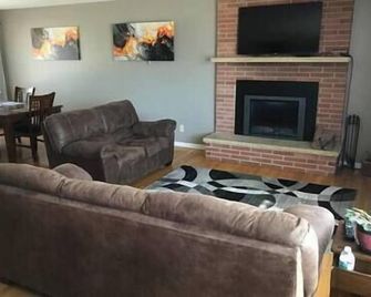 Family friendly spacious with jacuzzi & fireplace! - Dubuque - Living room