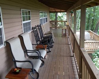 The Newly Renovated Treehouse Cabin with Incredible Views and Hot Tub - Rising Fawn - Balcony