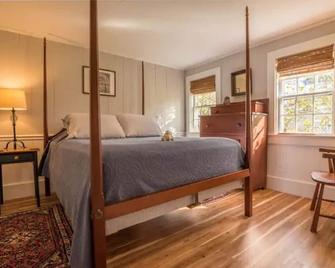 Cozy 3 bedroom Cottage on Farm with great outdoor space 10 min to Bellows Falls - Walpole - Habitación