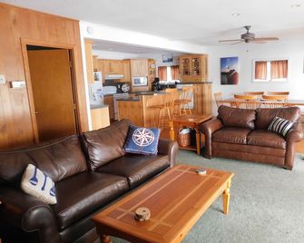 Comfortable lake house just 30' from Little Sebago Lake in quiet neighborhood - Gray - Living room