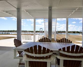 Enjoy a 3-bedroom waterfront vacation home just 10 minutes from Emerald Isle - Cedar Point - Restaurant