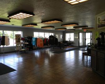 Boarders Inn & Suites by Cobblestone Hotels - Munising - Munising - Lobby