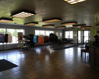 Boarders Inn & Suites by Cobblestone Hotels - Munising - Munising - Lobby