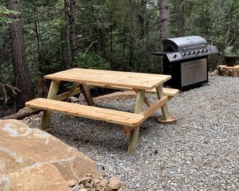 Cozy Yurt in the Woods for a Romantic Off-Grid Escape near Weed, California - Weed - Patio