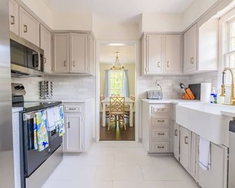 Crowning Glory w Pool & GameRoom - Columbus - Kitchen