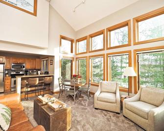 Disciples Ridge Condo-4 full bedrooms, at base of Boyne and nearly slopeside - Boyne Falls - Sala de estar
