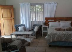 Peaceful Garden Bachelor apartment - Pretoria - Bedroom
