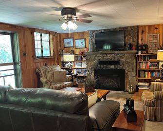 Waterstone Cottage - Outdoor Fireplace, Serene Pond, Rocking Chair Front Porch - Canton - Living room