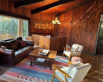 Unique Octagon Ski Lodge in heart of Rib Mountain State Park with hot tub - Wausau - Olohuone