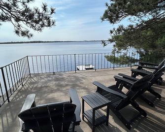 Castle Rock Lakefront Home, with pier, sand bottom, and wrap around deck - Arkdale - Balcony