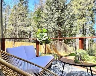 Compass South! A Boho Bungalow • Fast Wi-Fi • A/C - Mi Wuk Village - Balcón