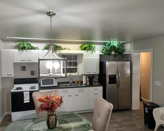 Beautiful Home in South Park. Walk to UD Campus, Miami Valley Hospital, Downtown - Dayton - Kitchen