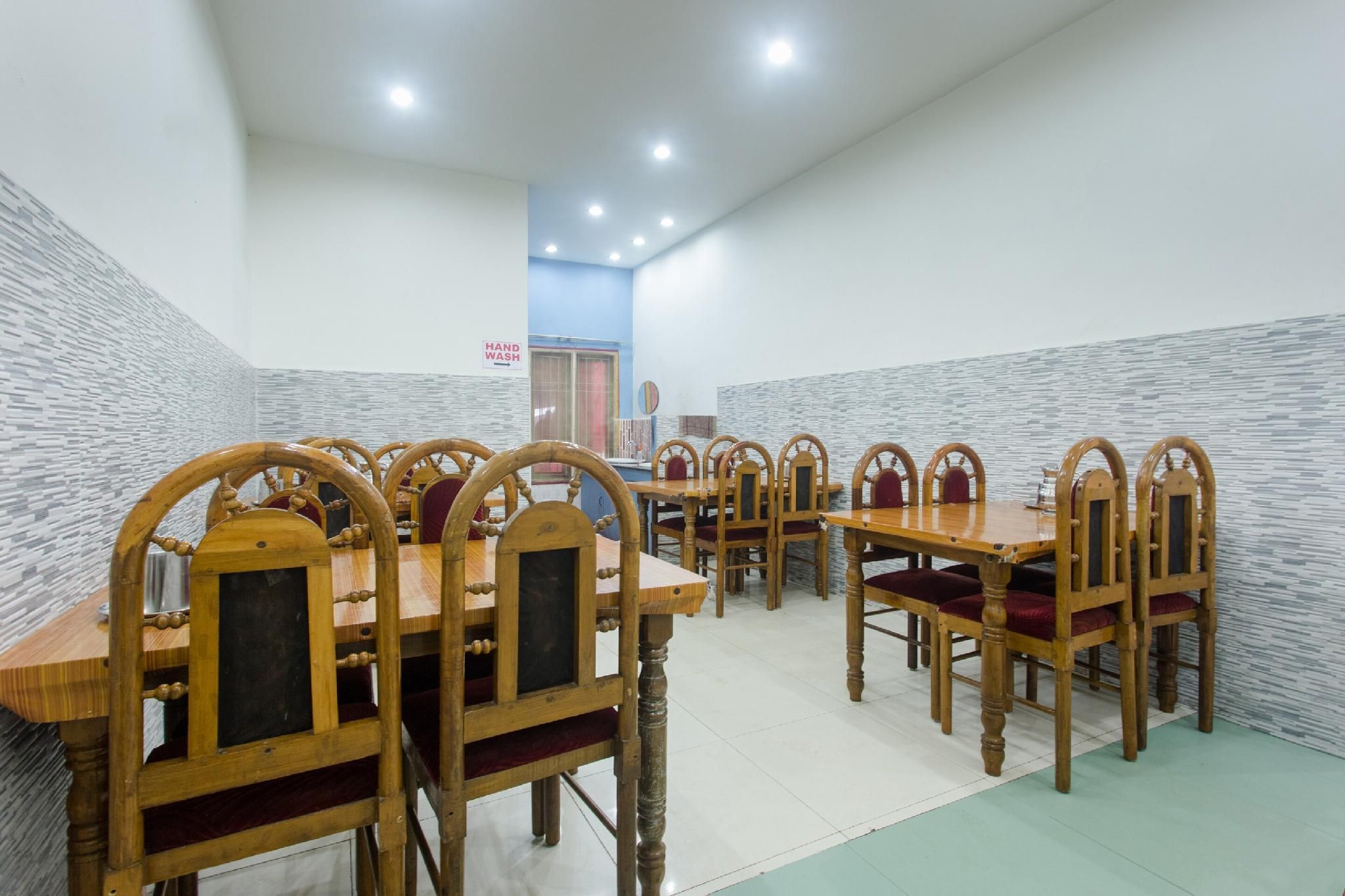 OYO High Range Inn - מונאר - מסעדה