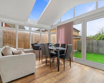 Cosy 3 bedroom spacious House - Romford - Essbereich