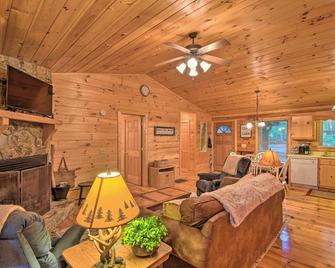Pinot and Pine Chic Log Cabin about 5 Mi to Blue Ridge - Blue Ridge - Living room