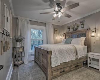 Peaceful Renovated Home with Deck on Half Acre! - Asheboro - Bedroom