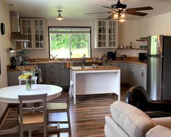 Farm Stay with outdoor firepit, Man Cave, animals - Monmouth - Cocina
