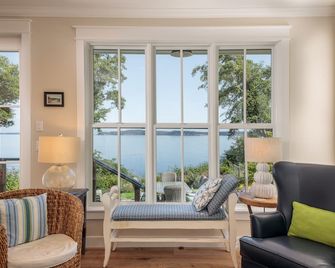 Stunning waterfront 4BR home: fantastic Sound views & NEW dry sauna - Eastsound - Living room