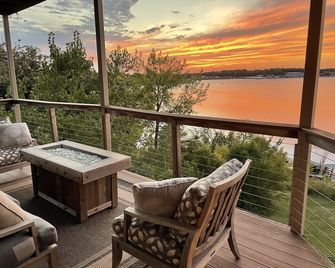 Lakefront Luxury! Spacious corner condo, wrap around deck. 6 BB waterpark passes - Arnolds Park - Balcón