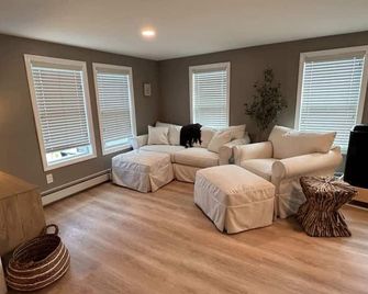 Seaside Shanty - Walk to Hampton & Seabrook Beach - Seabrook - Wohnzimmer