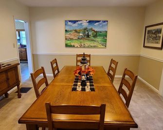 Peaceful 3-Bedroom Country Farmhouse Situated on 125 Acre Horse Farm - Greensburg - Eetruimte