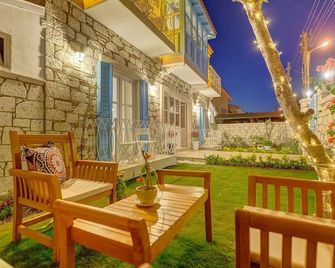 Villa Peri Butik Otel - Alacati - Patio