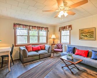 Pet-Friendly Branford Apt - 10 Min Walk to Beach! - Branford - Living room