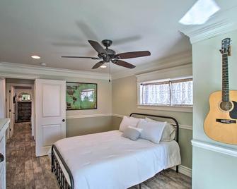 Walk to Downtown Gilbert Home with Fire Pit! - Gilbert - Bedroom