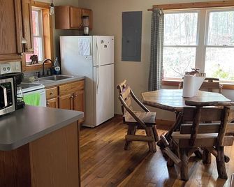 Rickett's Glen state Park! Our cabin is only 1/2mile from the trail head. - Benton - Kitchen