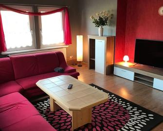Centrally located for visitors to the Harz, trade fair guests, fitters, Alfeld (5min), Leineberg - Alfeld - Wohnzimmer