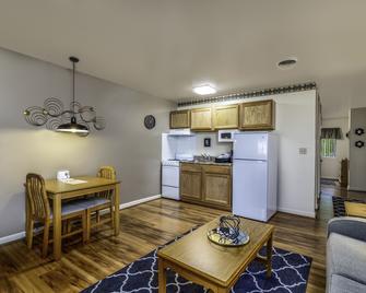 Affordable Corporate Suites of Overland Drive - Roanoke - Kitchen