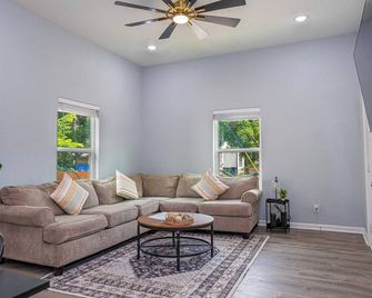 コンフォート アンド スタイル 4ベッドルーム/3バスルーム ニア リバーウォーク アンド ダウンタウン - サンアントニオ - リビングルーム