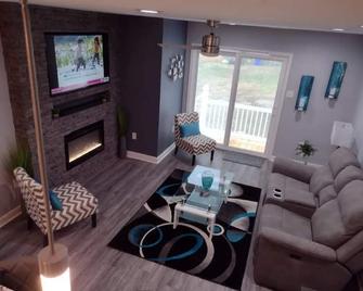 The \'Pretlow\' 2 Bedrooms - Franklin - Вітальня