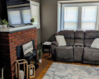 Cozy two-bedroom house with central heat and air. Close to downtown Ark City. - Arkansas City - Sala de estar