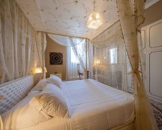 Lungarno Buozzi 7 Apartments - Pisa - Bedroom