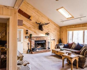 Wine Moose w Hot tub Fireplace Sauna 9min to Mt Snow - Dover - Wohnzimmer