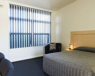 Cherry Blossom Motel - Young - Ložnice
