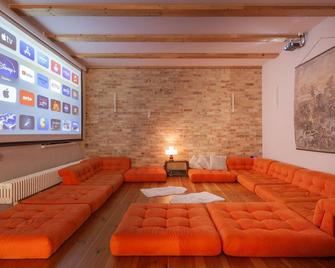 Straushaus - Wellness hideaway directly on Straussee with sauna, pedal boat & fireplace - Strausberg - Lounge