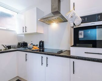Riverside Studios in the Centre of Chester - Chester - Kitchen