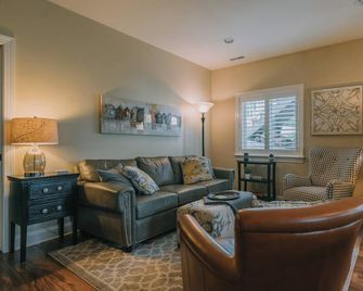 2 miles from Ephrata-Lititz rail trail! Easy access to local destinations - Ephrata - Living room