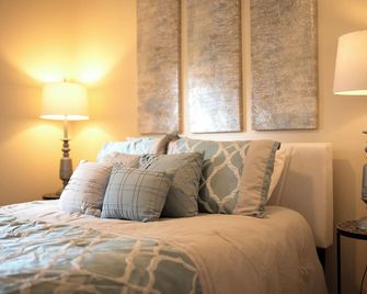 Adventure Hub Biking Hiking Hunting Paddle - Athens - Sypialnia