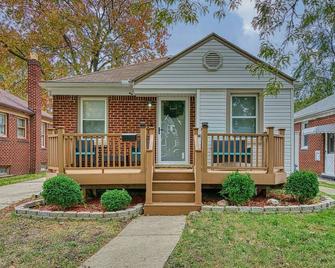 Beautiful Modern home with all year use HOT TUB, Pool table, Game room, & Propane fire pit!! - Ferndale - Building