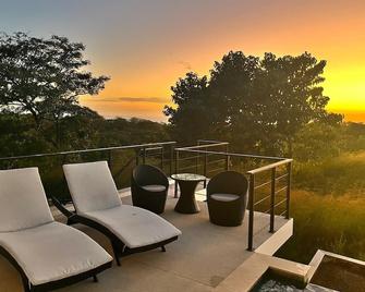 Perfect view! Walk to beach. Family friendly with a private pool. - Marbella - Balcón