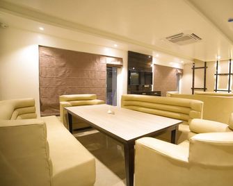 Dhamma Grand Hotel Resort - Gaya - Salónek