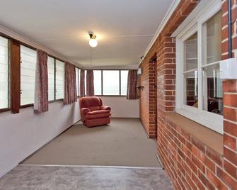Red Brick Beauty - Central Cottage - Albury - Balcony