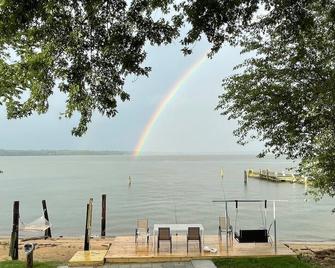 Waterfront Home with Private Beach, Stunning Views - Middle River - Playa