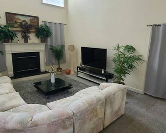 Spacious 5-bedroom 4-bath house with office in Bowie AC, WiFi. Enjoy your stay - Bowie - Sala de estar