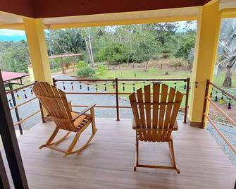 Entire 2nd Floor, 3 Bedrooms for up to 12! - Quepos - Balkon