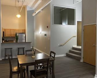 Skywalk Access, By Lucas Oil Stadium, King Beds, Wifi, Pets Ok - Indianapolis - Dining room