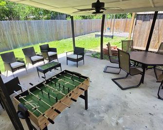 2min to Lackland AFB Entire House near SeaWorld! - San Antonio - Patio